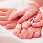 Dobieramy paznokcie do czerwonej sukienki – porady stylistów