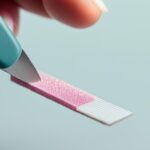 Idealny manicure do zielonej sukienki – porady stylistki